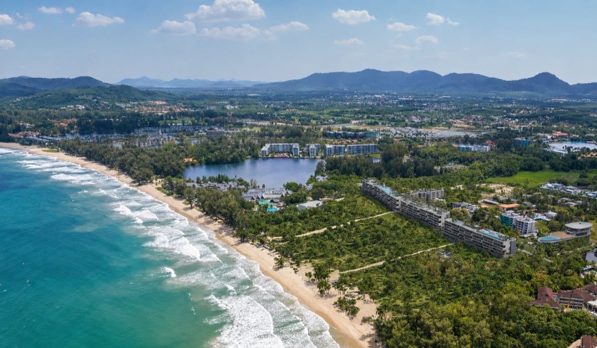 Phuket 西岸 Bang Tao 海岸北端的 Layan Bay,同一段岸线比较安静的一半