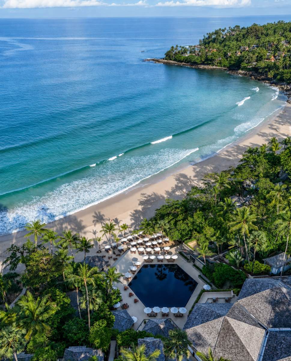 Phuket 西岸的 Surin Beach;對外籍買家而言,買分層住宅與買別墅,在泰國適用的是兩套不同的持有規則
