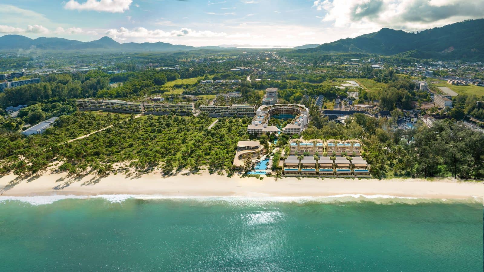 ภาพจำลองมุมสูงของ Banyan Tree Beach Residences Mazu มองจากทะเล: วิลล่าห้าหลังบนชายหาด ทาวน์โฮม Varuna อยู่ด้านหลัง และ Laguna Phuket อยู่ไกลออกไป