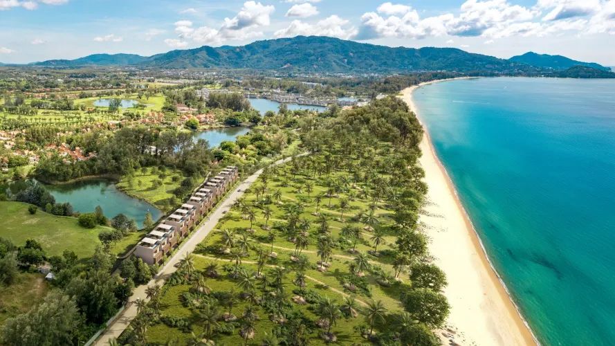 Banyan Tree Beach Residences Nammu с высоты вдоль пляжа, компьютерная визуализация: ряд за песком, поле для гольфа и лагуна в глубине
