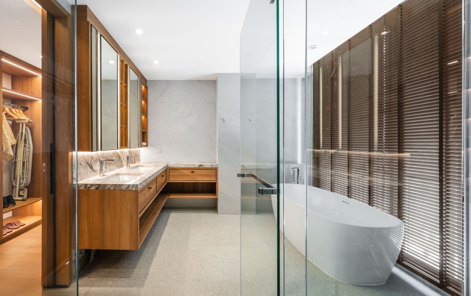 Banyan Tree Beach Residences Nammu 一個已完工聯排住宅主浴室的照片,攝於 2026 年 1 月:獨立式浴缸、洗手台及玻璃淋浴間