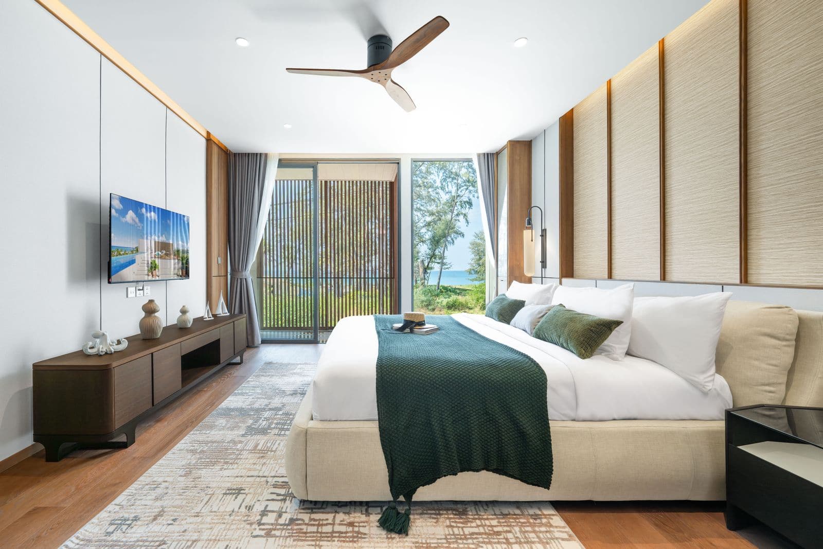 Banyan Tree Beach Residences Nammu 一個已完工聯排住宅主人房的照片,攝於 2026 年 1 月,可略見大海