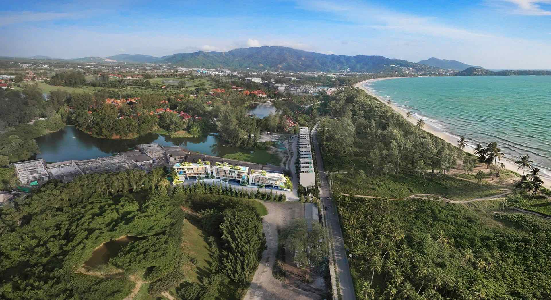 开发商提供的 Banyan Tree Beach Residences Nerea 鸟瞰效果图:Laguna Phuket 潟湖旁的三栋低层建筑,与 Bang Tao 海滩之间隔着 Nammu 联排别墅、一条公共道路及树林