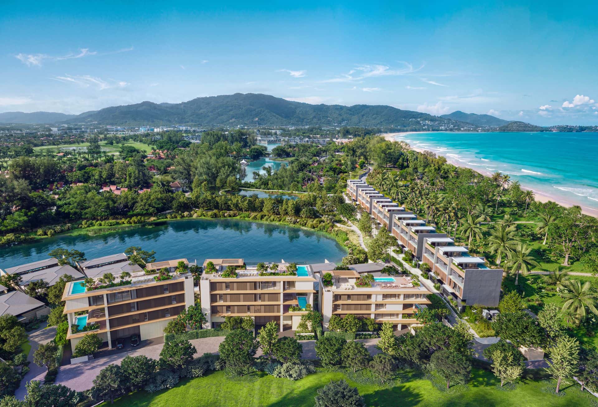 Визуализация Banyan Tree Beach Residences Nerea, Laguna Phuket, с высоты: три невысоких здания у лагуны, между ними и пляжем Bang Tao таунхаусы Nammu и дорога общего пользования, дальше холмы