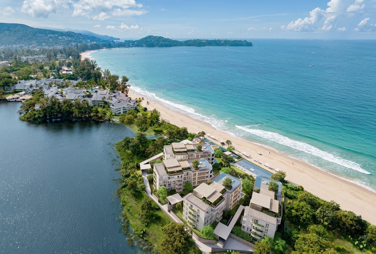 Banyan Tree Beach Residences Oceanus 的高空電腦效果圖:四座低密度樓宇立於 Bang Tao 海灘的沙上,後方是潟湖,旁邊是 Dusit Thani,海灣向北伸延