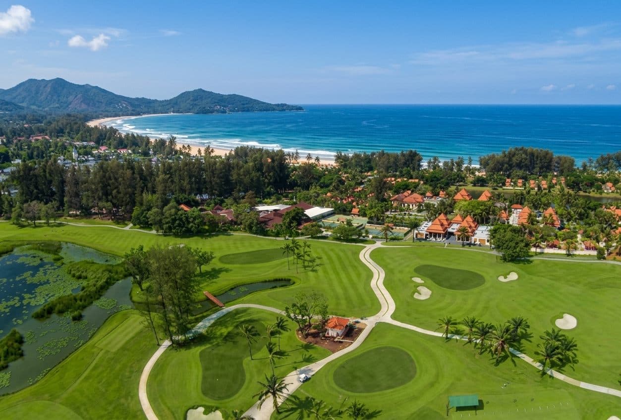 Laguna Golf Phuket 的空中照片,後方是 Banyan Tree 酒店與 Bang Tao 海灣,這裡是 Laguna Phuket 莊園實際運作的核心