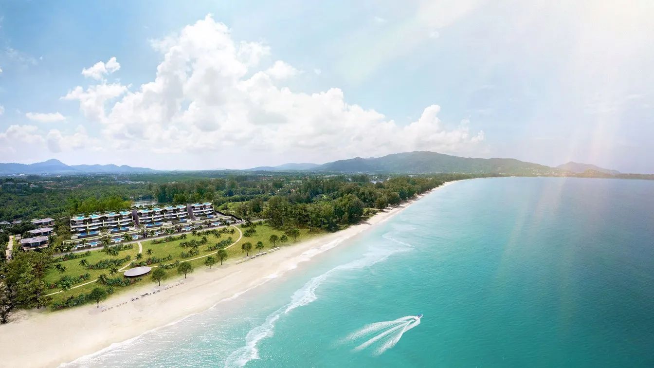 Banyan Tree Beach Residences Sirena с высоты, компьютерная визуализация: низкие корпуса за прибрежной зеленью Bang Tao, бухта уходит на север