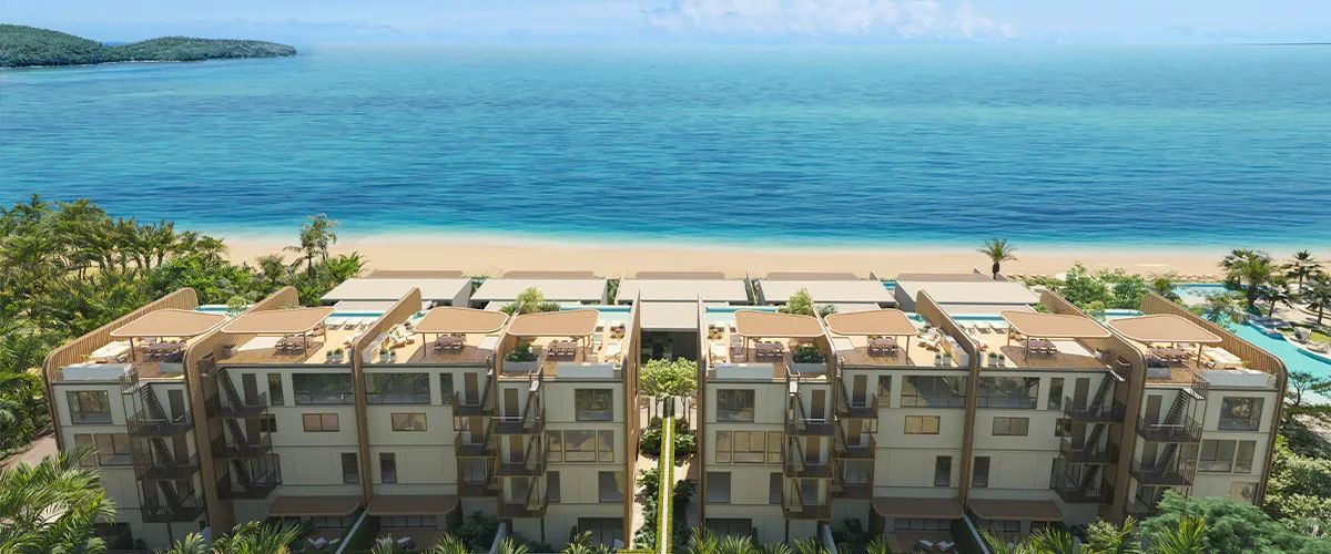Banyan Tree Beach Residences Varuna с высоты со стороны суши, компьютерная визуализация: ряд таунхаусов, за ним море