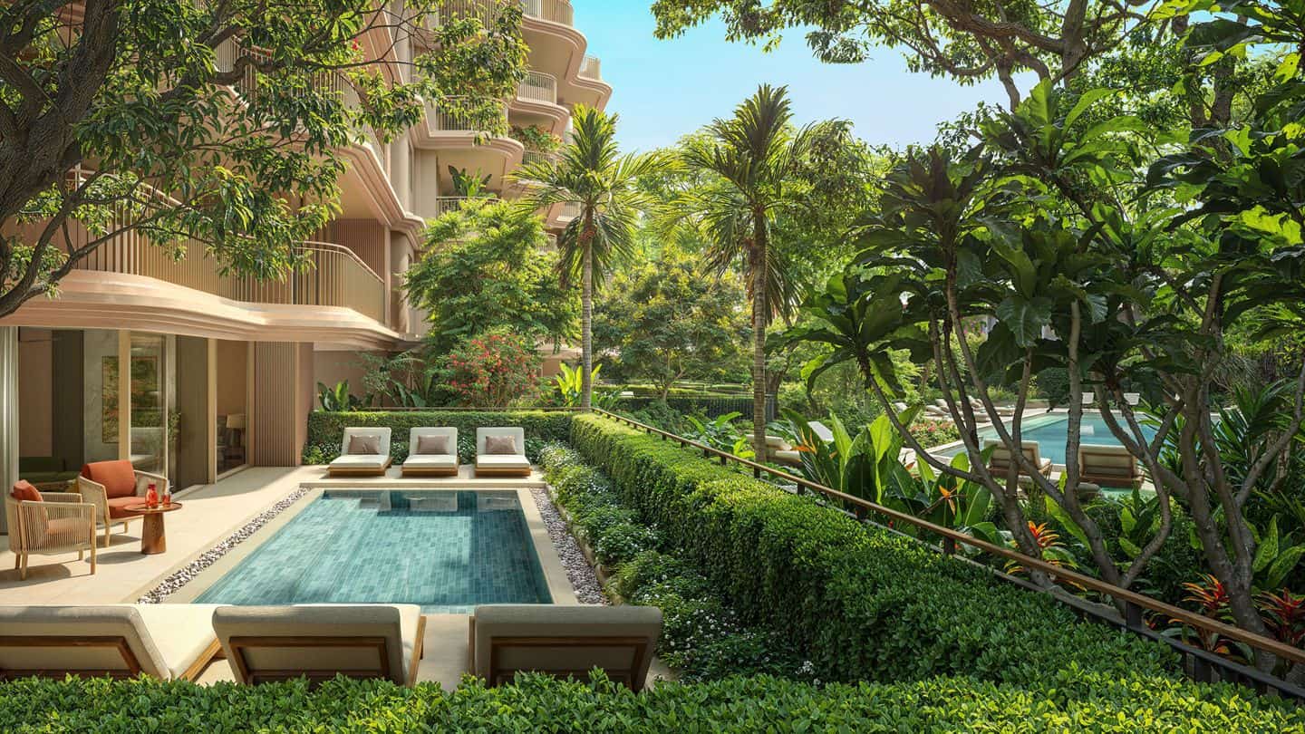 ภาพจำลองสระส่วนตัวและลานของยูนิตชั้นล่างที่ Bellaguna Golf Residences มีแนวพุ่มไม้และต้นปาล์มบังสายตา