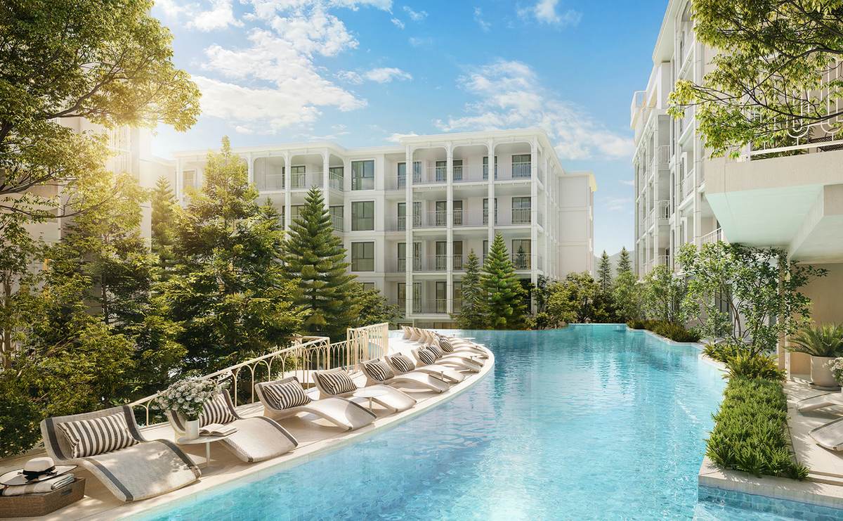 ภาพจำลองจากคอมพิวเตอร์ของ Cascade Pool ที่ Biancana Surin ภูเก็ต ในเวลากลางวัน สระโค้งไปมาระหว่างอาคารสีขาว มีเก้าอี้อาบแดดเรียงเป็นแถว