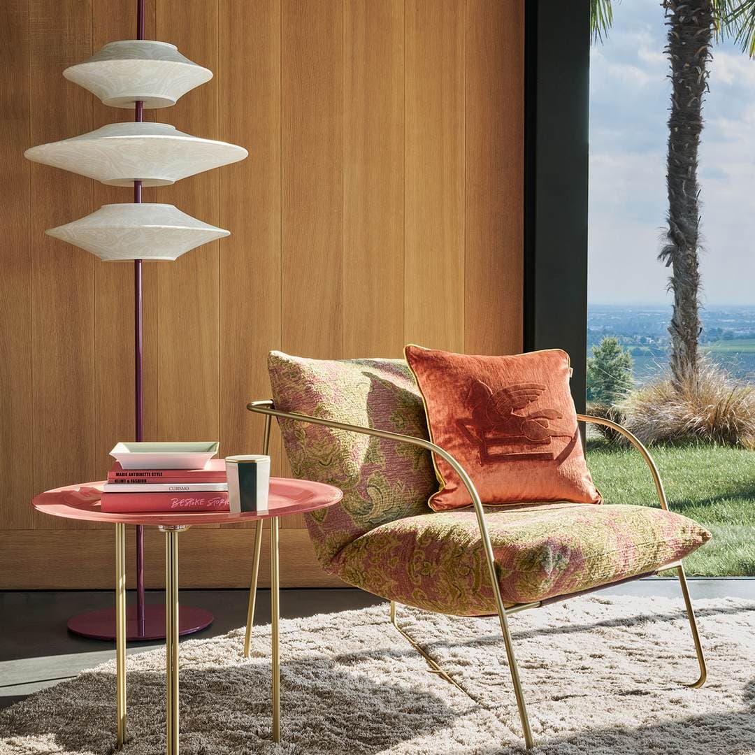 ETRO Home Interiors 系列的一張扶手椅、幾個靠墊及一盞燈;Phuket 的 ETRO Residences 即以這個系列佈置