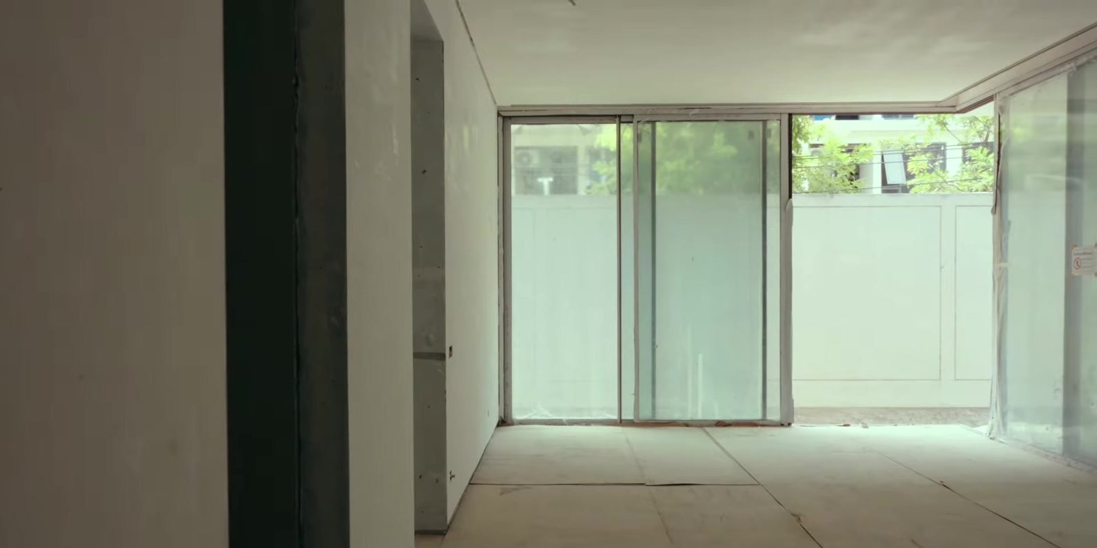 Квартира на первом этаже в Eden Residences, Gardens of Eden, Пхукет, в стадии white box в августе 2026 года: стены, пол, потолок и раздвижная стеклянная дверь готовы, квартира ждёт чистовой отделки