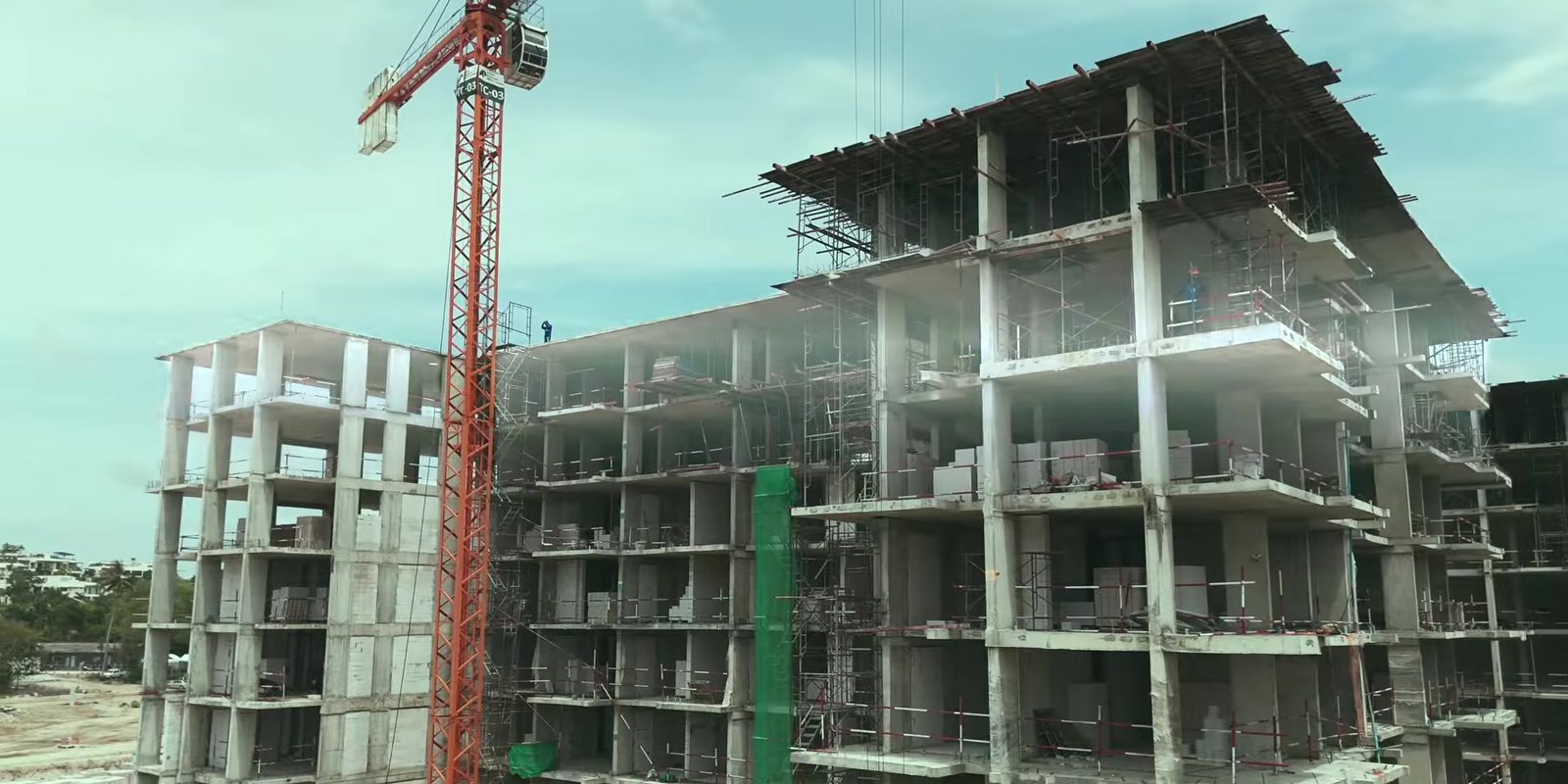 อาคาร H ของ Park Residences ใน Gardens of Eden ภูเก็ต เมื่อสิงหาคม 2026 โครงอาคารเจ็ดชั้นใกล้เสร็จ มีเครนอยู่ข้าง ๆ