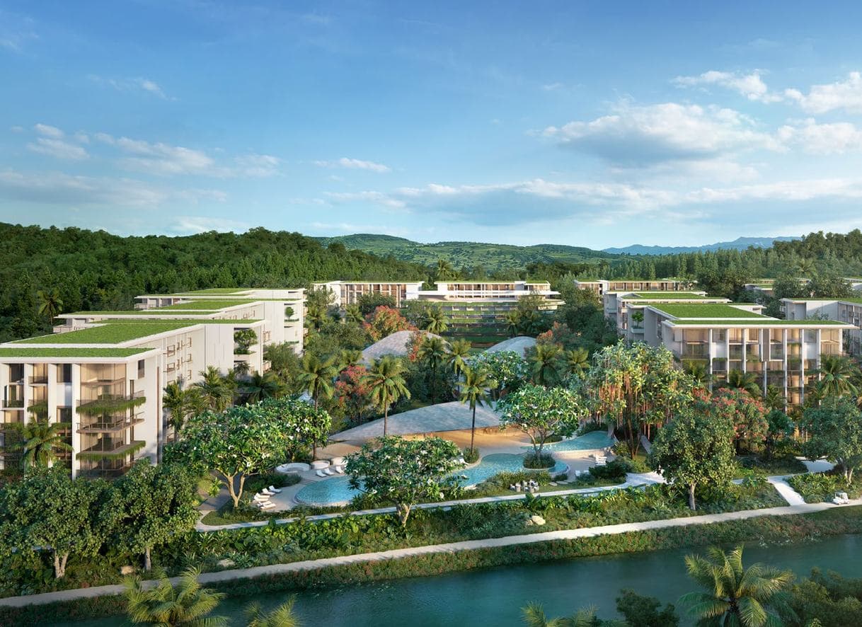 ภาพจำลองจากคอมพิวเตอร์ของ Park Residences ใน Gardens of Eden ภูเก็ต มองจากอีกฝั่งของทะเลสาบ: อาคารเจ็ดชั้นที่มีหลังคาปลูกต้นไม้ท่ามกลางแนวต้นไม้