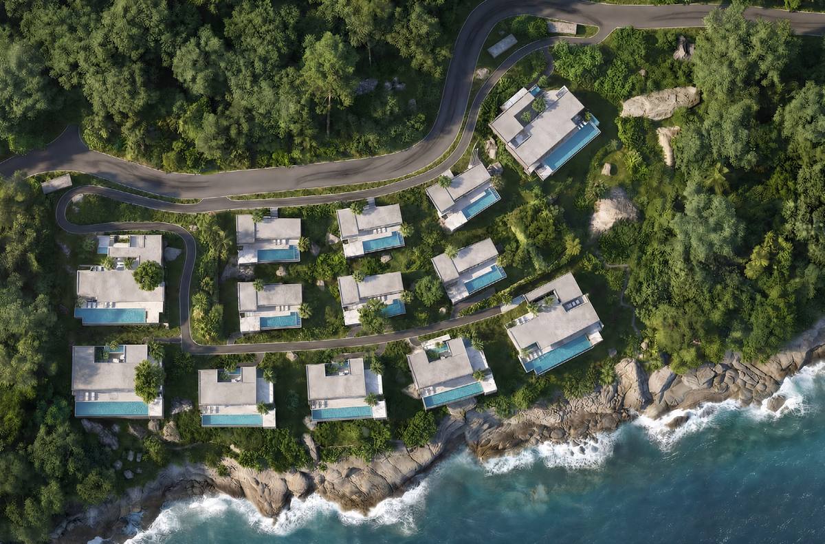 ภาพจำลองมุมสูงของ Kamala Residences ภูเก็ต วิลลาสิบสามหลังพร้อมสระว่ายน้ำไล่ระดับลงตามหน้าผาที่มีป่าปกคลุม สู่โขดหินและทะเลอันดามัน