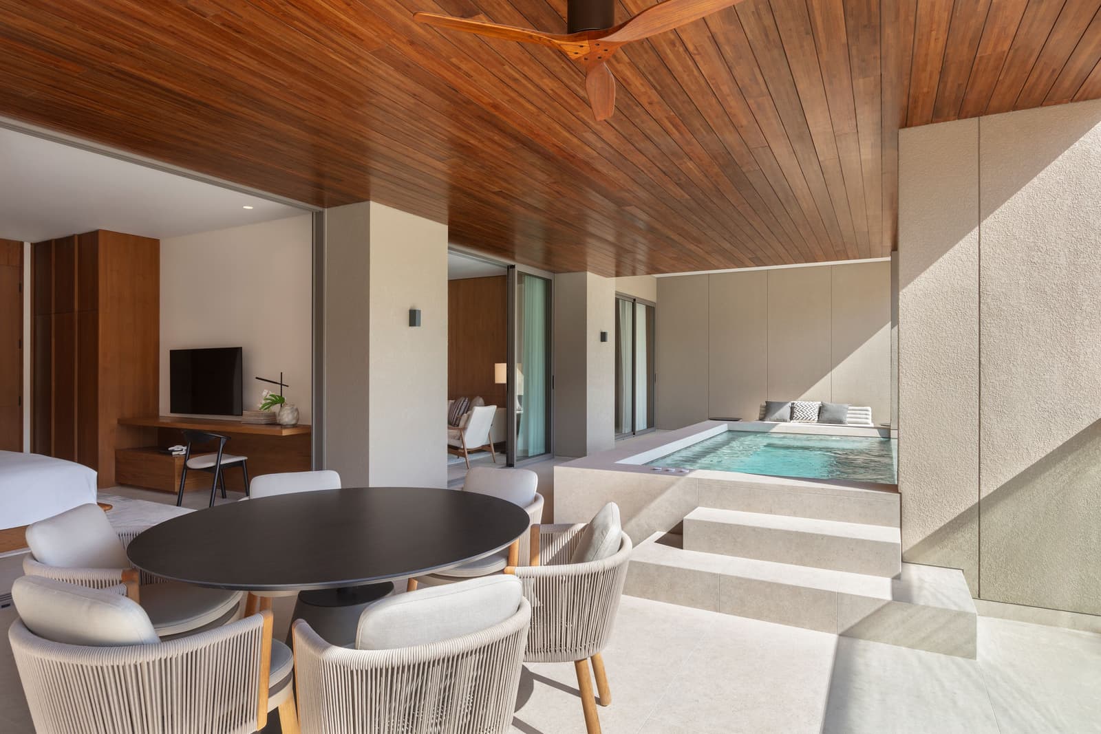 Терраса шоу-квартиры с тремя спальнями в Kiara Reserve Residences, Пхукет: обеденный стол под деревянным потолком и бассейн-джакузи у края