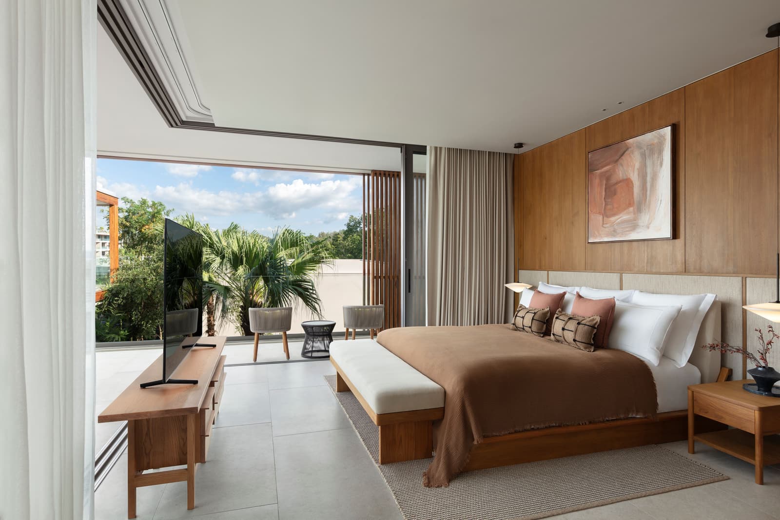 ห้องนอนใหญ่ของวิลลาตัวอย่าง 3 ห้องนอนที่ Kiara Reserve Residences ภูเก็ต พร้อมระเบียงหันสู่แนวต้นไม้