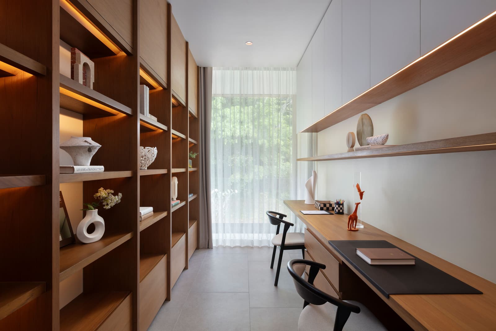 ห้องทำงานของวิลลาตัวอย่าง 3 ห้องนอนที่ Kiara Reserve Residences ภูเก็ต พร้อมโต๊ะยาวและชั้นวางของ