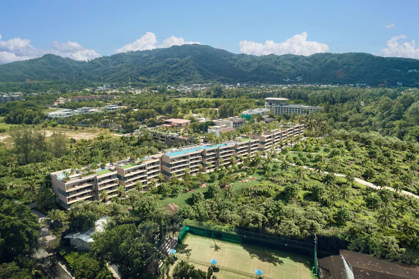 疊於航拍照片上的 Laguna Beach Residences Reef 效果圖,由海灘一側看成排的大樓,天台泳池,後方是 Phuket 的山丘