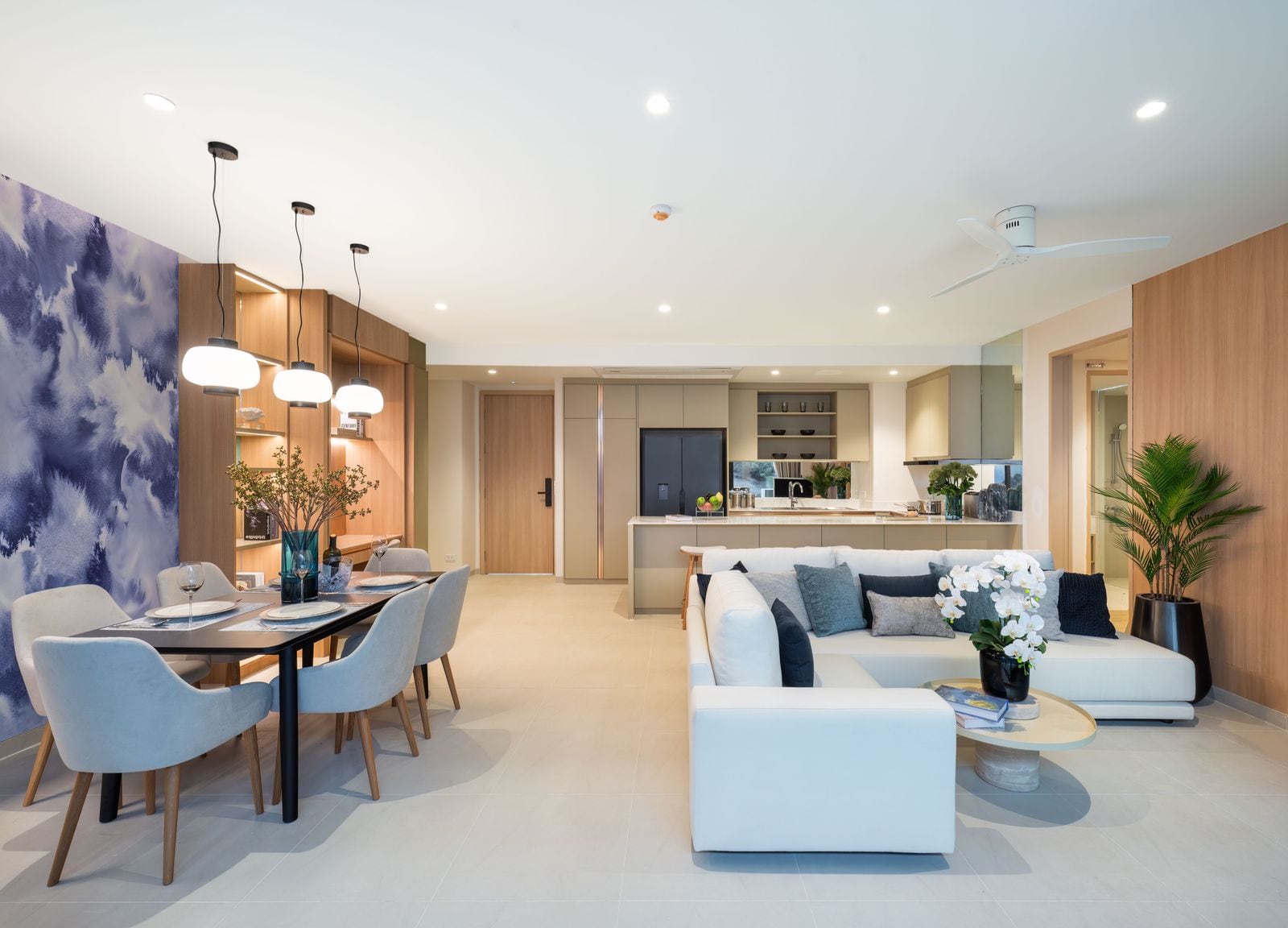 ภาพถ่ายส่วนนั่งเล่นแบบเปิดโล่งของห้องตัวอย่าง Laguna Lakelands Waterside Residences