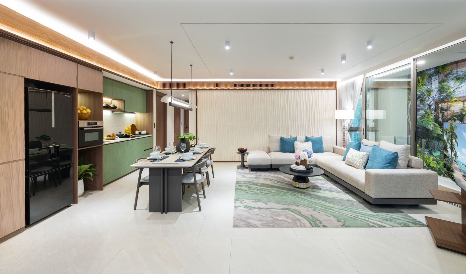 Residences at Garrya Phuket 連家具兩房樣品屋小廚房與餐桌的實景照片:綠色櫥櫃配黑色冰箱