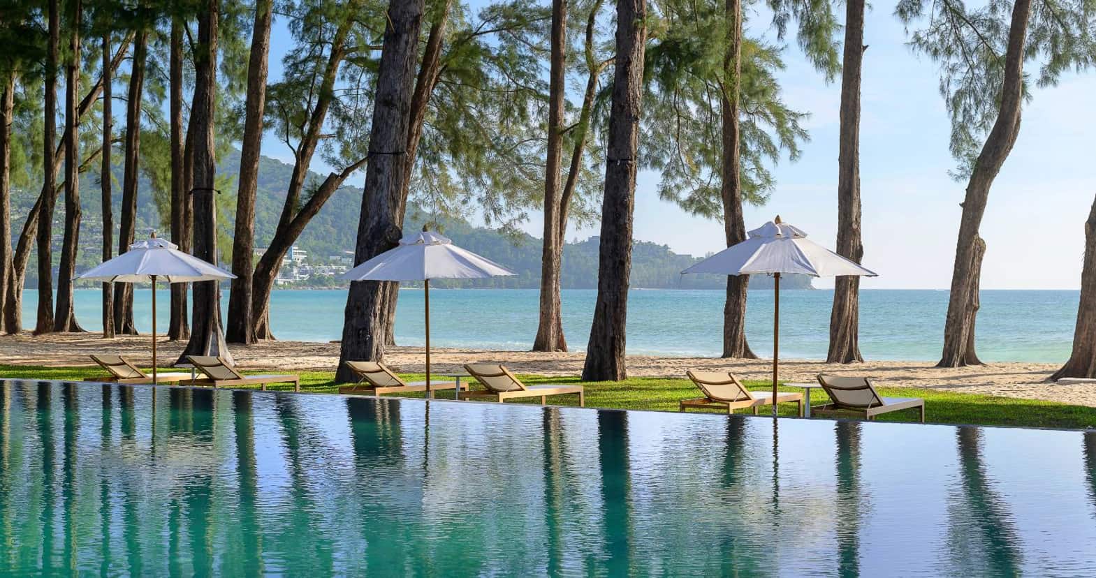สระริมหาดของ InterContinental Phuket Resort ใต้ต้นสนทะเลบนหาด Kamala รีสอร์ตข้างเคียงของ The Residences at InterContinental Phuket Resort