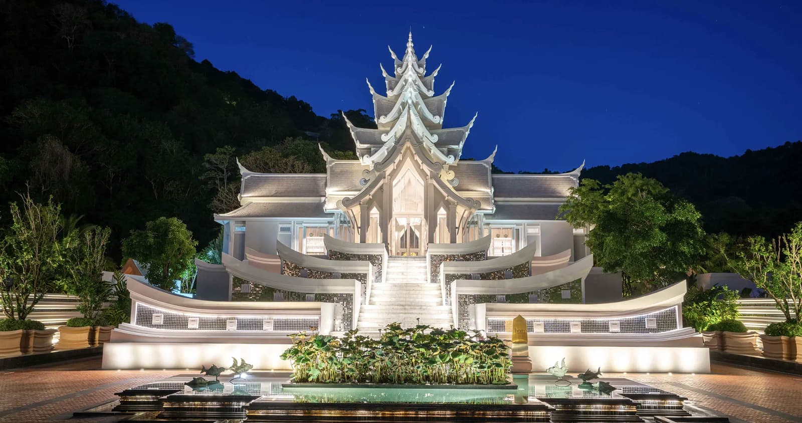 ศาลาทรงไทยของ InterContinental Phuket Resort ยามค่ำคืน ส่องไฟเหนือสระบัว รีสอร์ตที่เปิดดำเนินการอยู่ข้าง The Residences at InterContinental Phuket Resort ใน Kamala