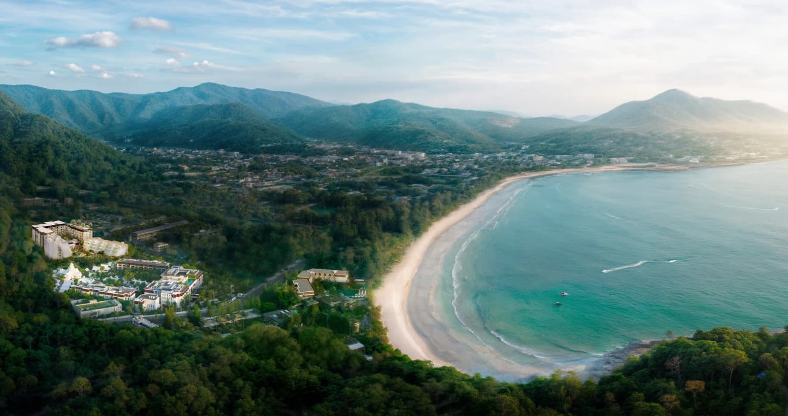 ภาพมุมสูงของอ่าว Kamala บนชายฝั่งตะวันตกของภูเก็ต โดยมี InterContinental Phuket Resort อยู่ปลายด้านใต้ของหาด ชายฝั่งที่ The Residences at InterContinental Phuket Resort ตั้งอยู่เหนือขึ้นไป