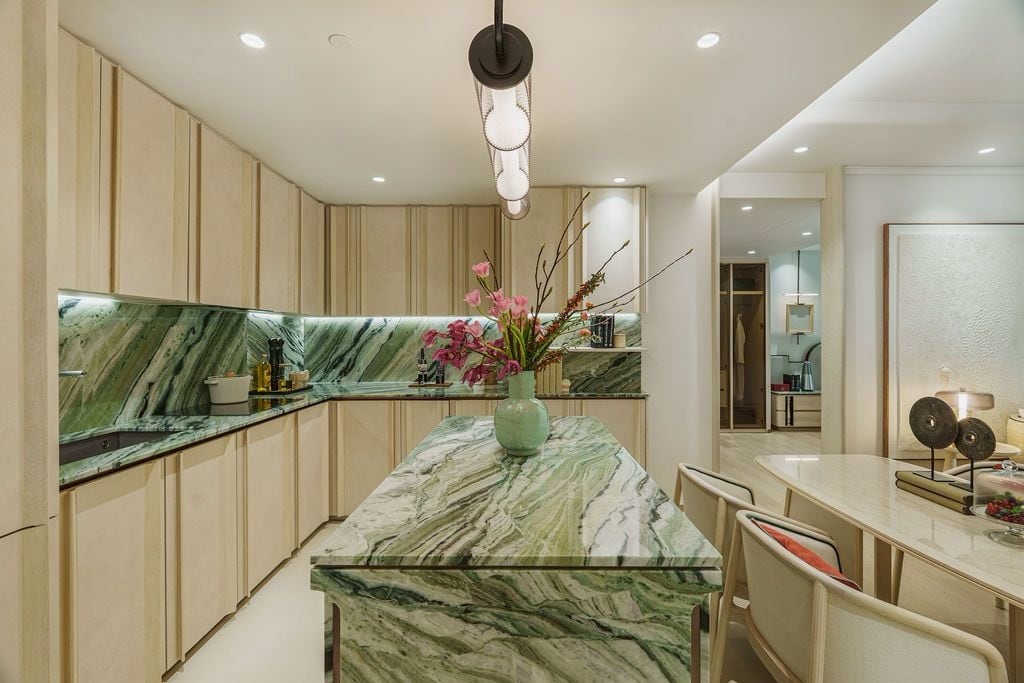 ครัวของห้องตัวอย่าง 2 ห้องนอนของ The Residences at InterContinental Phuket Resort ไอส์แลนด์และผนังหินอ่อนหยก ตู้ไม้สีอ่อน