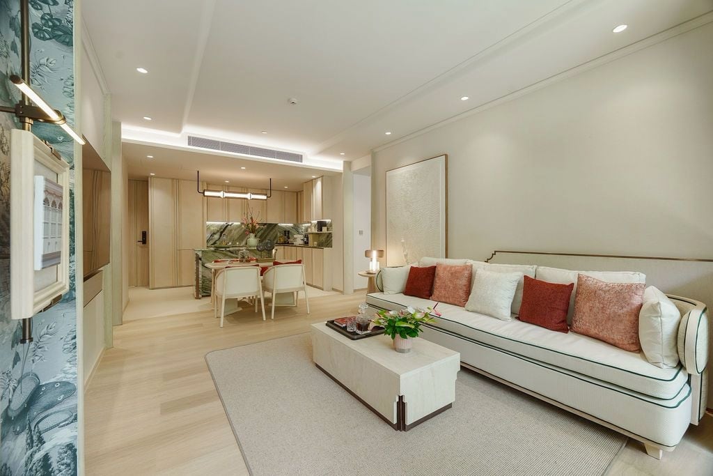 ห้องนั่งเล่น มุมรับประทานอาหาร และครัวของห้องตัวอย่าง 2 ห้องนอนของ The Residences at InterContinental Phuket Resort
