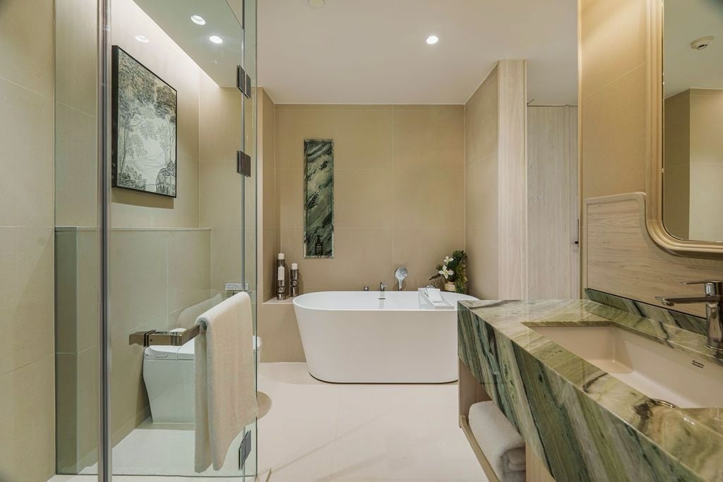 ห้องน้ำหลักของห้องตัวอย่าง 2 ห้องนอนของ The Residences at InterContinental Phuket Resort อ่างอาบน้ำลอยตัว ห้องอาบน้ำกระจก และเคาน์เตอร์หินอ่อนหยก
