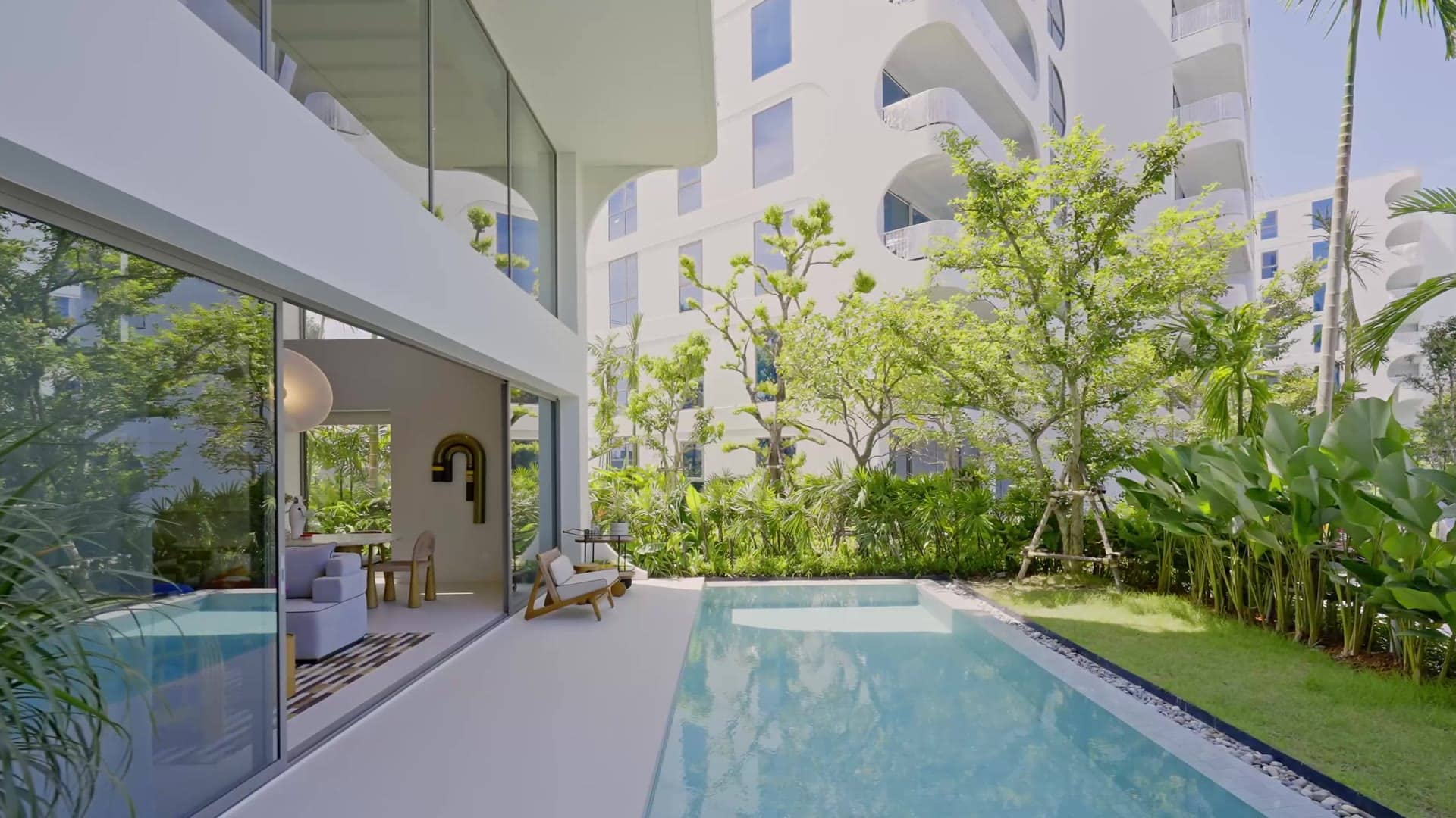 The Standard Residences, Phuket Bang Tao 已落成的复式样板间:双层挑高的客厅,向外通往私人泳池