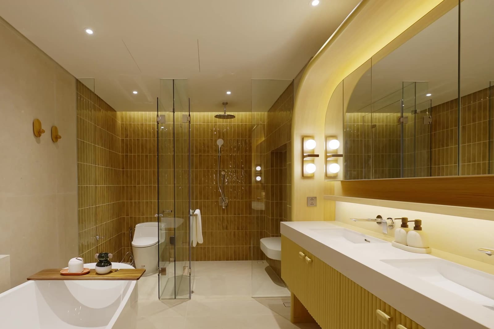 ห้องน้ำในห้องนอนใหญ่ของห้องตัวอย่าง 3 ห้องนอนที่ The Standard Residences, Phuket Bang Tao: อ่างอาบน้ำ ฝักบัวแบบวอล์กอิน และเคาน์เตอร์อ่างล้างหน้าคู่แบบยาว