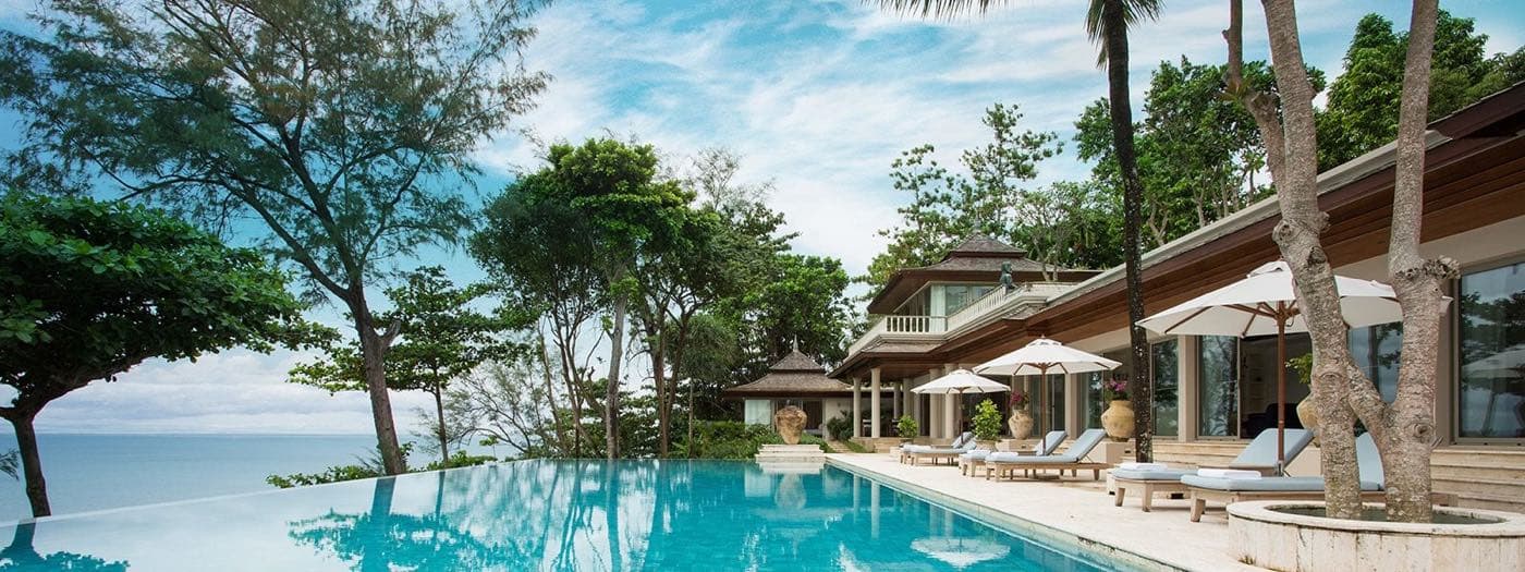 ระเบียงสระของวิลลาที่พักอาศัยที่ Trisara, Nai Thon ภูเก็ต