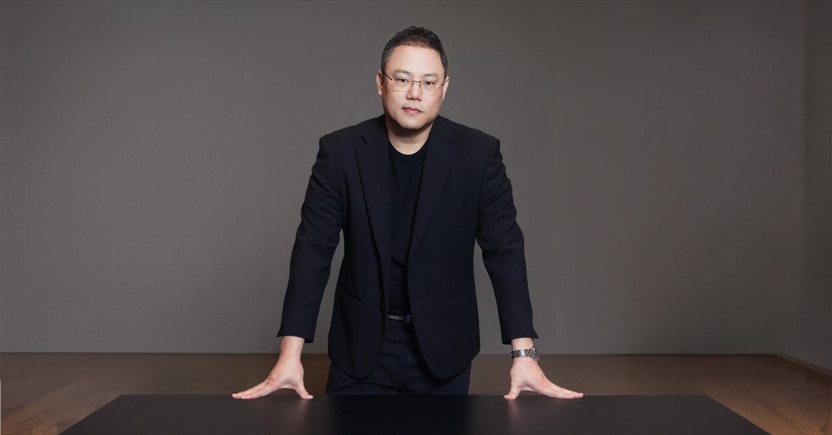 A Asset 執行董事會主席 Anawat Chatsirikul,曼谷 BTS Thonglor 旁 SKV53 的建商,身穿深色外套坐著拍攝