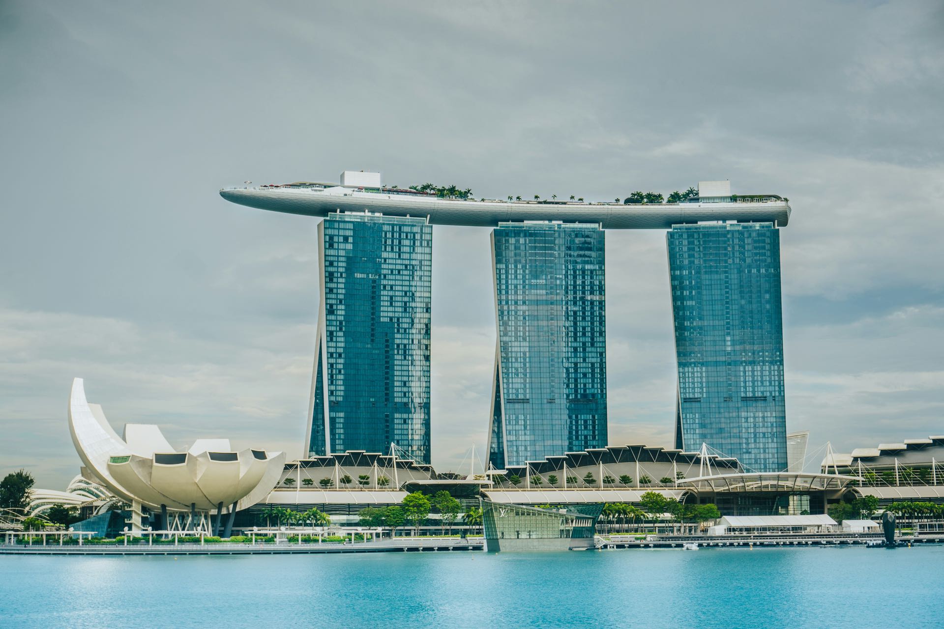 Marina Bay Sands 與新加坡海濱天際線;這是置業買家最常拿來與曼谷比較的城市
