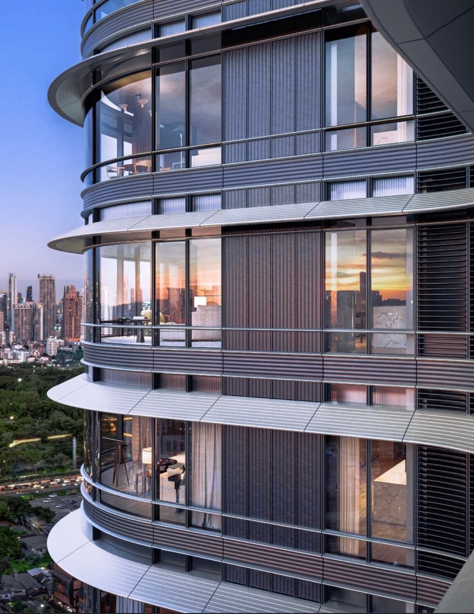 曼谷 Upper House Residences 立面的電腦效果圖:黃昏時分,弧形露台與落地玻璃俯視 Wireless Road 的公園地段