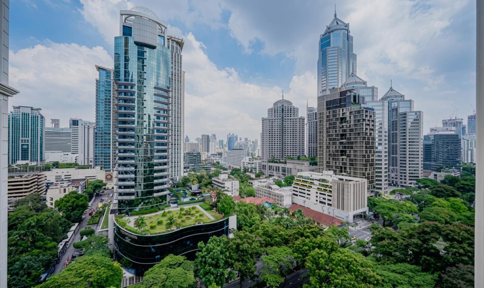 曼谷市中心 Wireless Road 地段的航拍景象:林蔭大道兩旁是分層住宅大樓,緊鄰 Lumphini Park