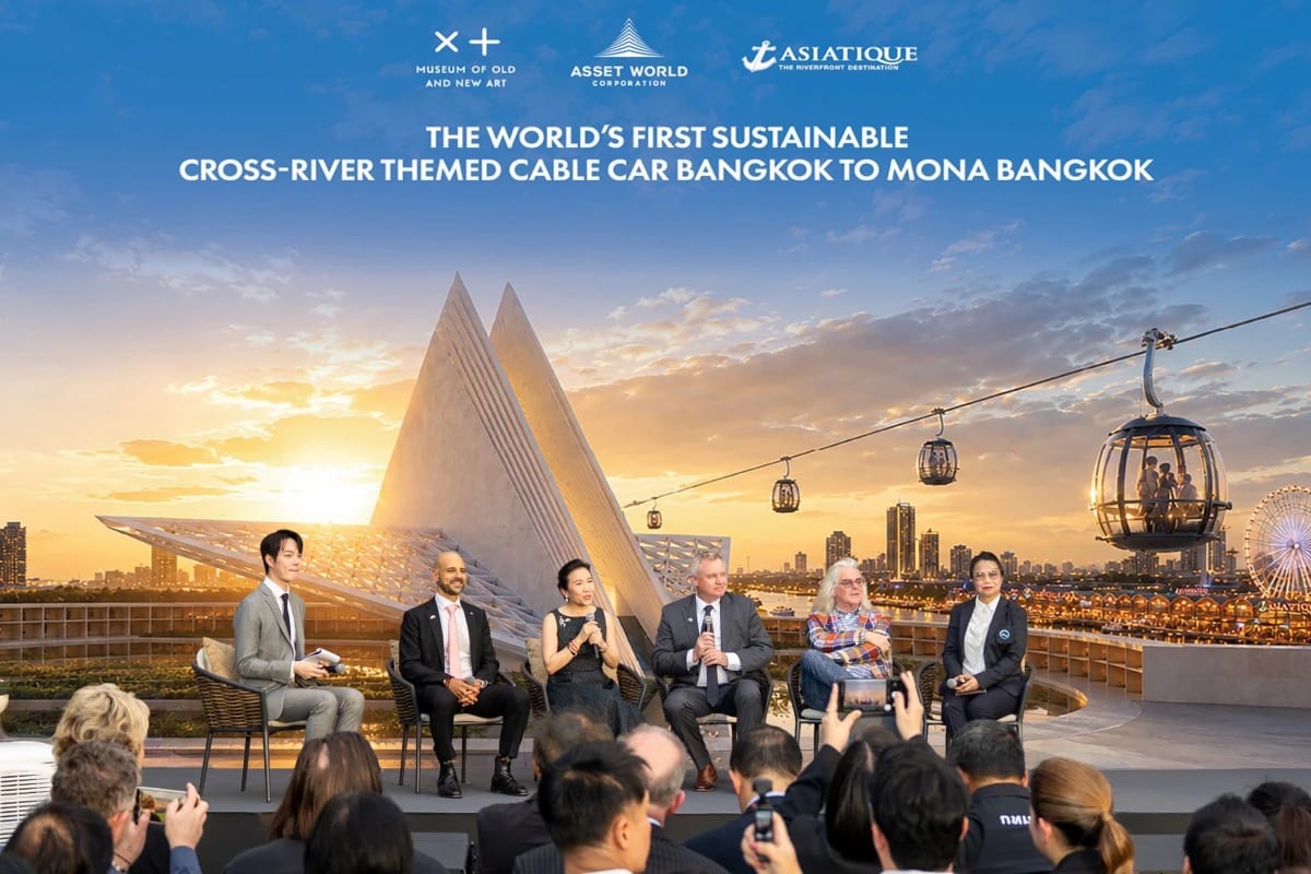 AWC 與 MONA 的講者在纜車公布會的台上就座,身後大螢幕播放 MONA Bangkok 的電腦效果圖,以及橫跨 Chao Phraya 河的纜車