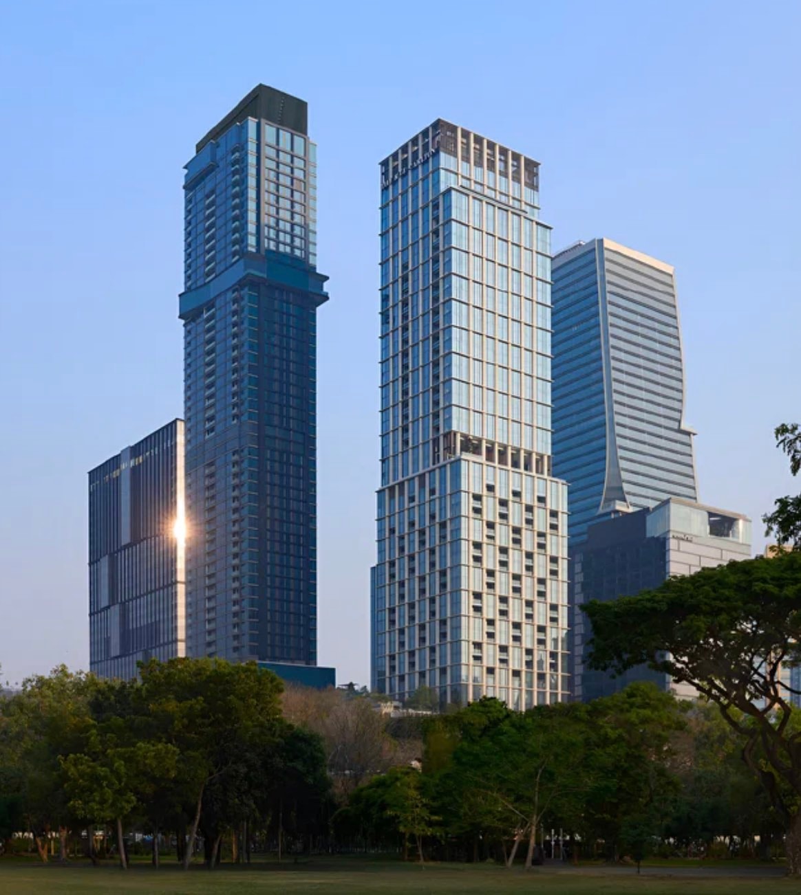 自曼谷市中心 Lumphini Park 望向 One Bangkok 的住宅大樓群,當中包括 EI8HTEEN SEVEN,自樹線之上升起
