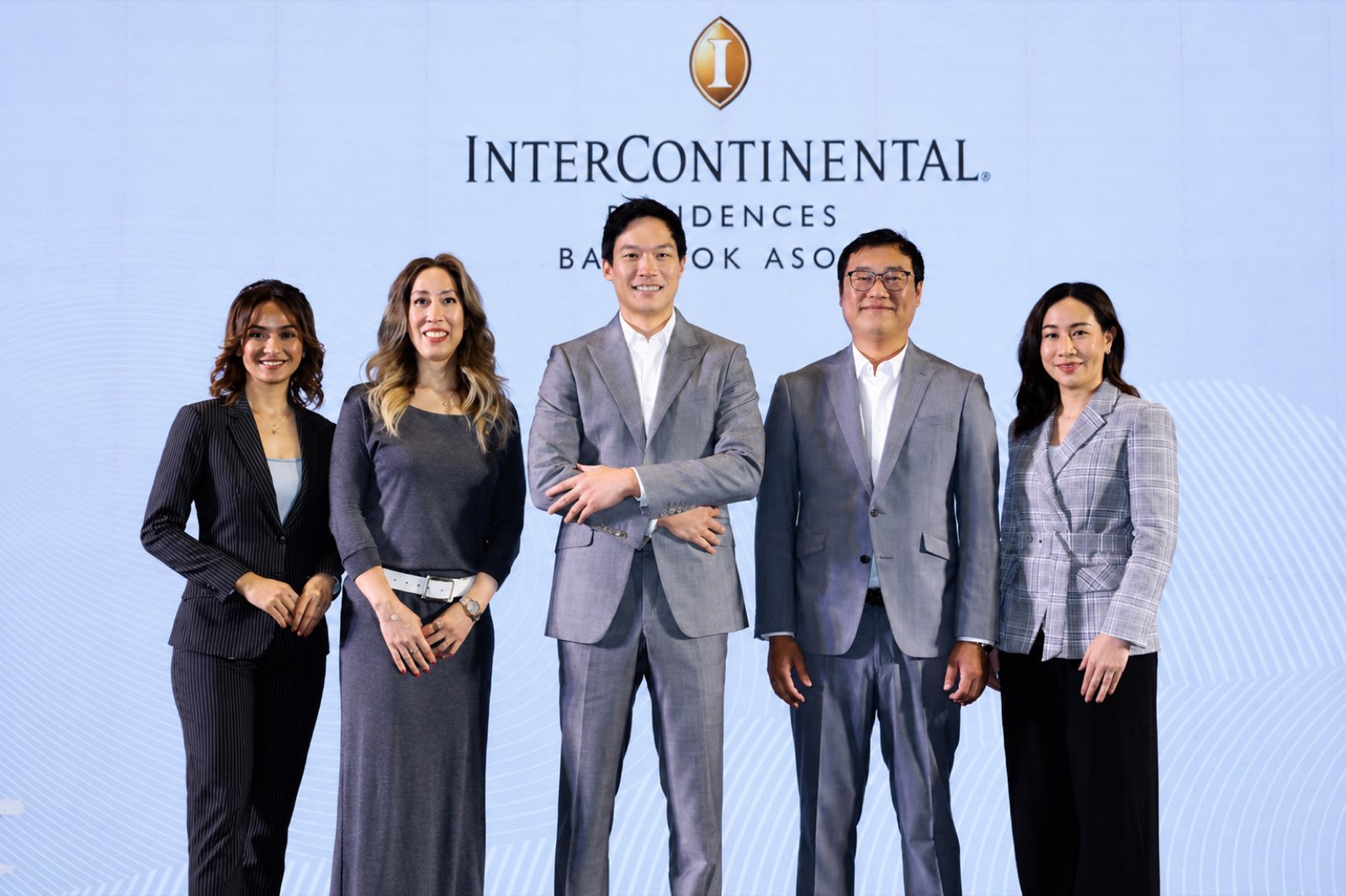 五位高层在项目发布活动上,站于 InterContinental Residences Bangkok Asoke 的背景板前