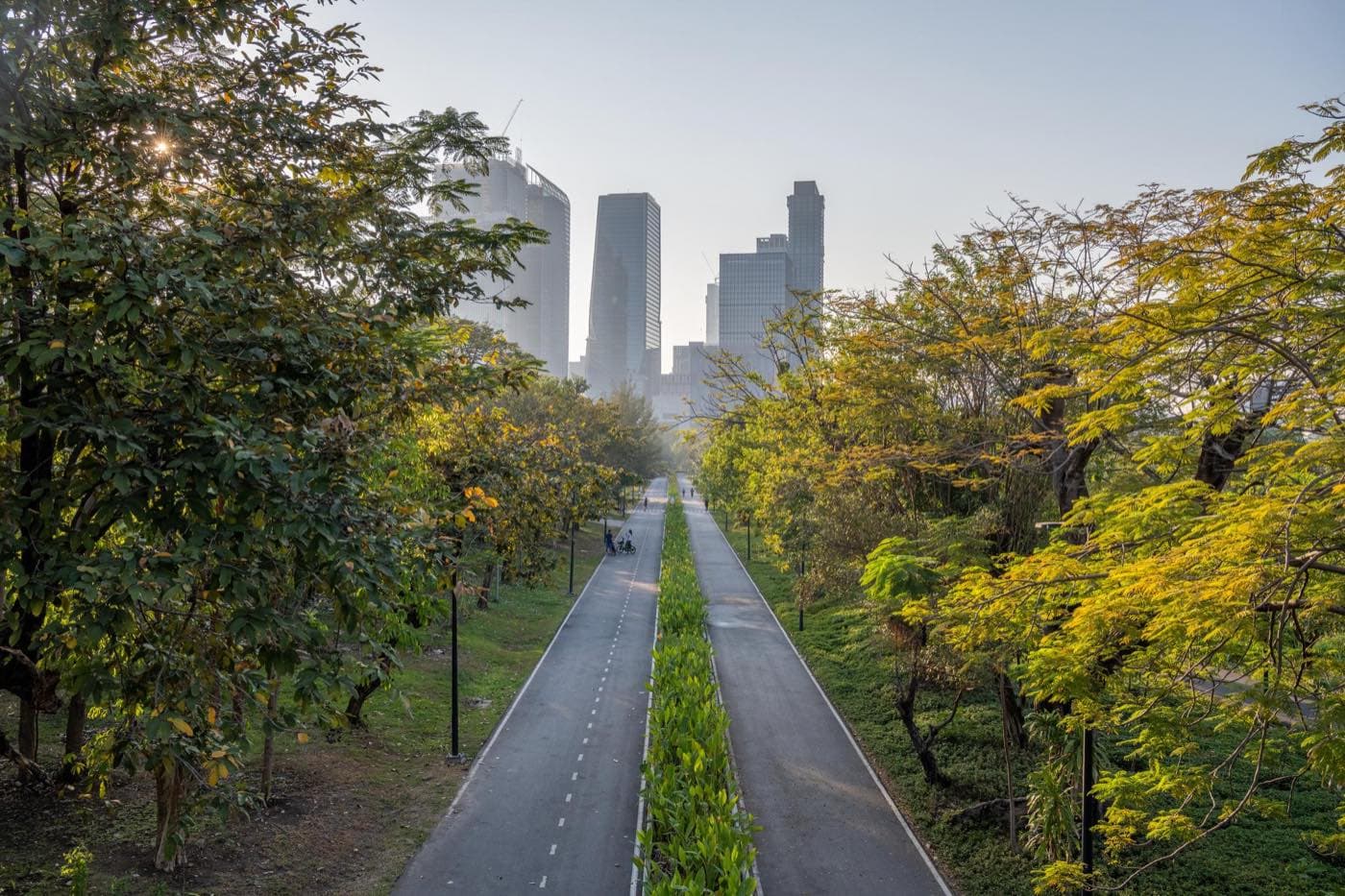 Lumphini Park を囲む通り。変わりゆくもの、変わらないもの。