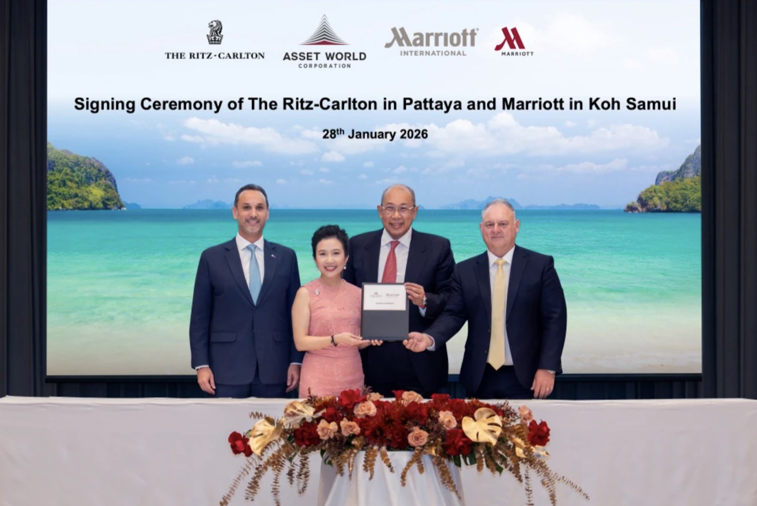 Asset World Corporation、Marriott International 與 The Ritz-Carlton 的管理層,出席 2026 年 1 月 28 日於 Koh Samui 舉行的 The Ritz-Carlton Residences Pattaya 及 Marriott 簽約儀式
