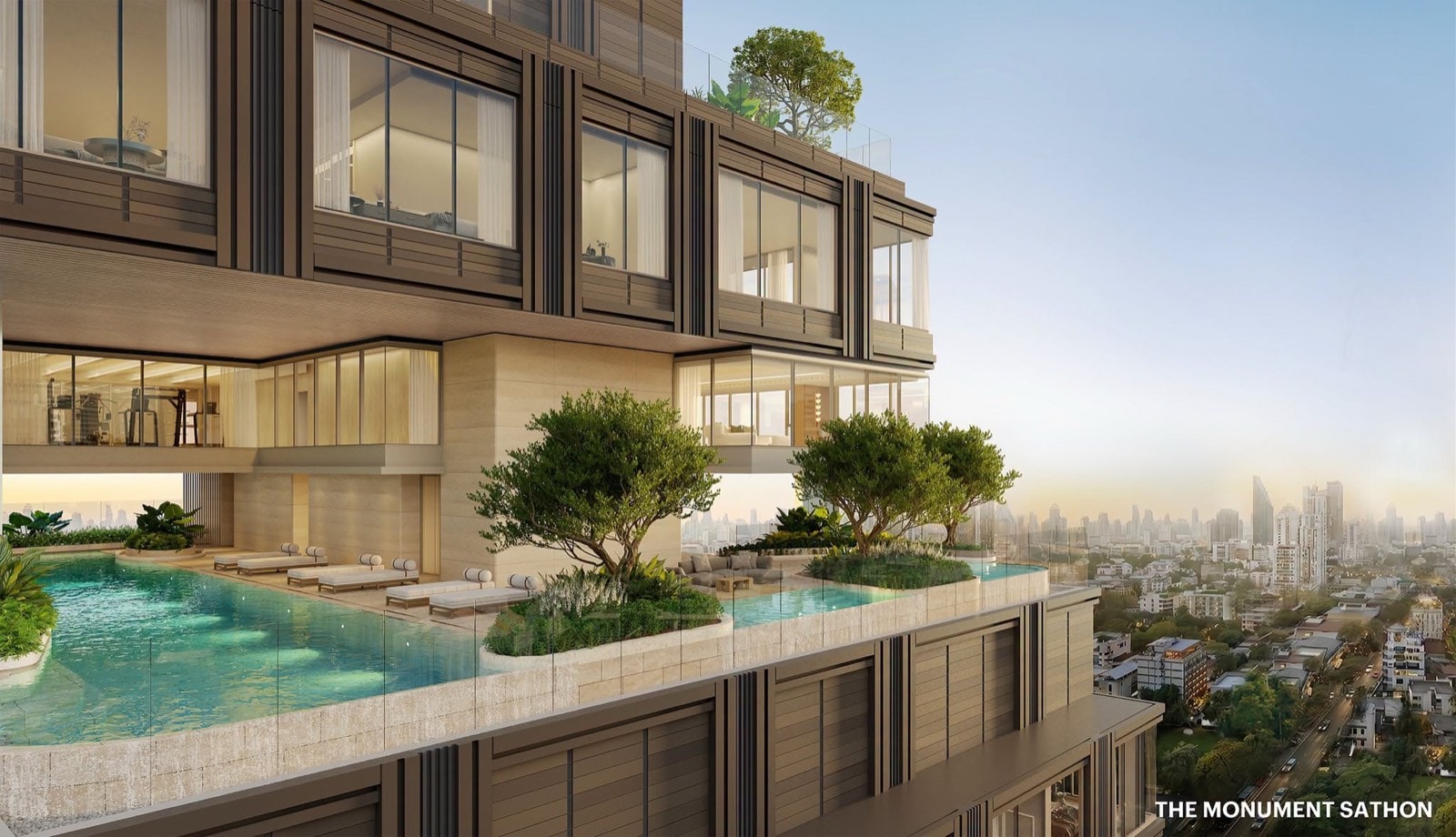 The Monument Sathon:高層泳池平台電腦效果圖,設日光躺椅、抬升花槽中的樹木、玻璃圍欄與玻璃健身室,其上為住宅樓層,俯瞰曼谷屋頂