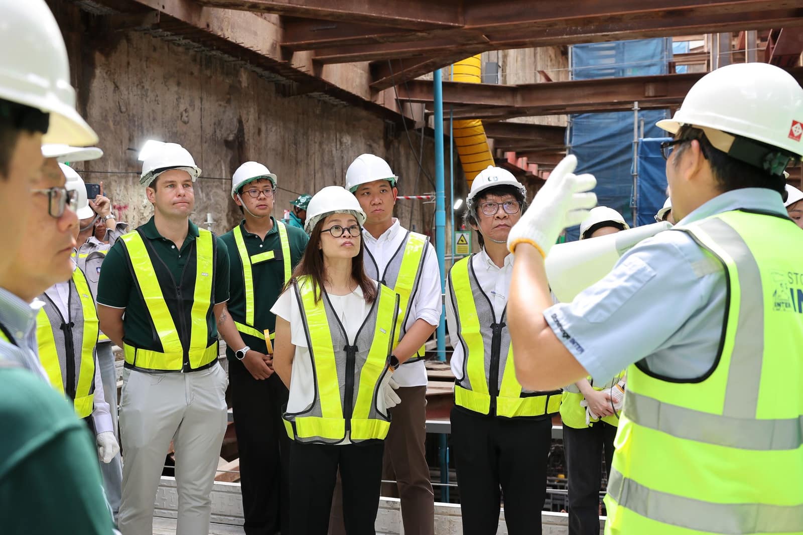 曼谷 Wireless Road 上 Upper House Residences 的工地安全巡查:Swire Properties 與 City Realty 團隊偕承建商巡視深層開挖工程
