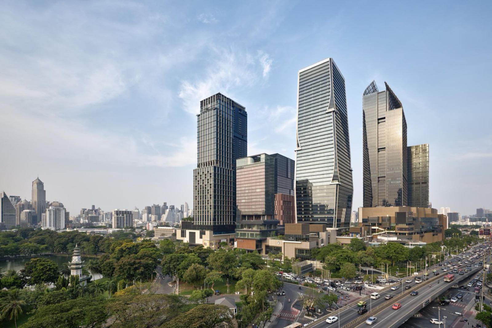 曼谷市中心的 Lumphini Park,越過公園的亭子與樹影,Wireless Road 與 Ratchadamri 的天際線在後方拔地而起