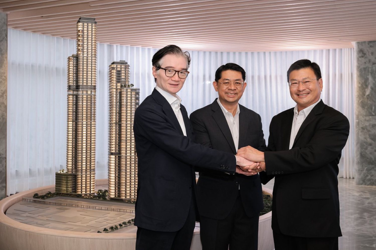 City Realty、Swire Properties 與 Ritta 的管理層,在 Upper House Residences Bangkok 雙塔模型前於總承建商簽約儀式上握手