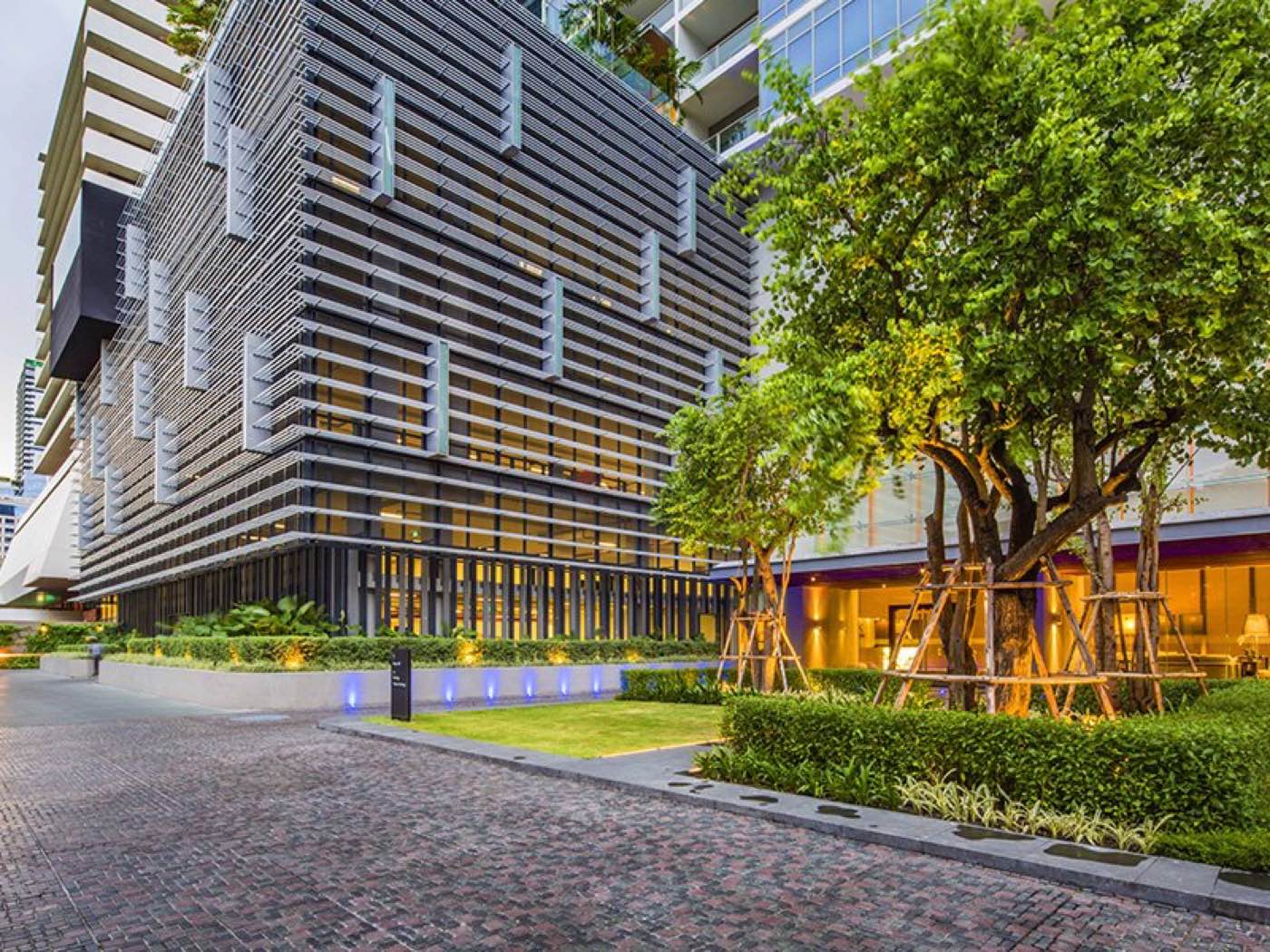 185 Rajadamri ฟาซาดอาคารพร้อมทางเข้าสวนที่จัดภูมิทัศน์ไว้