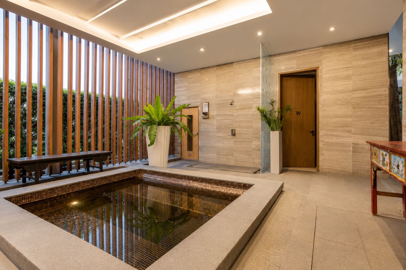 185 Rajadamri: the spa with a jacuzzi and sauna behind timber screens