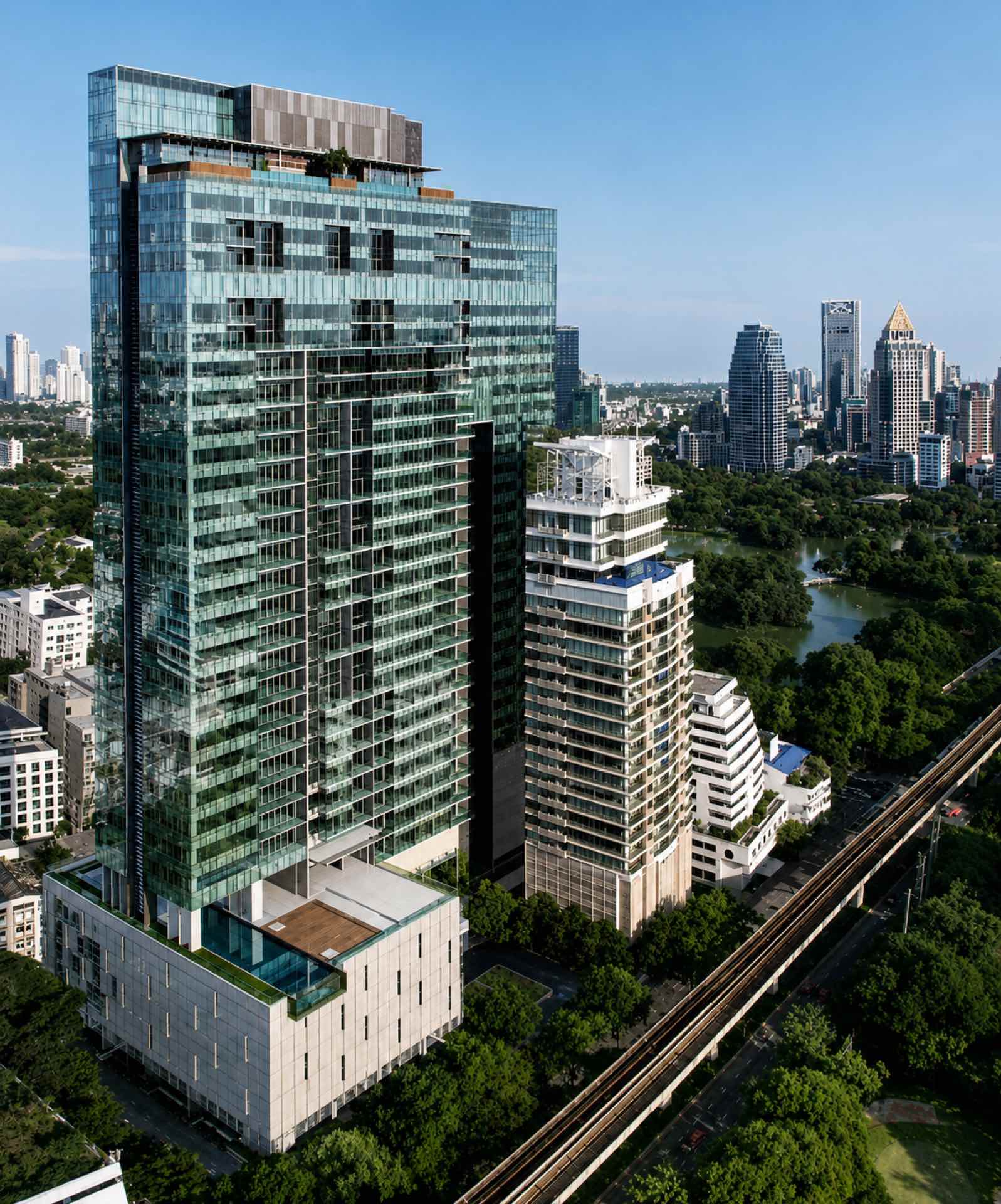 185 Rajadamri: the tower seen above Lumphini Park with its rooftop pool